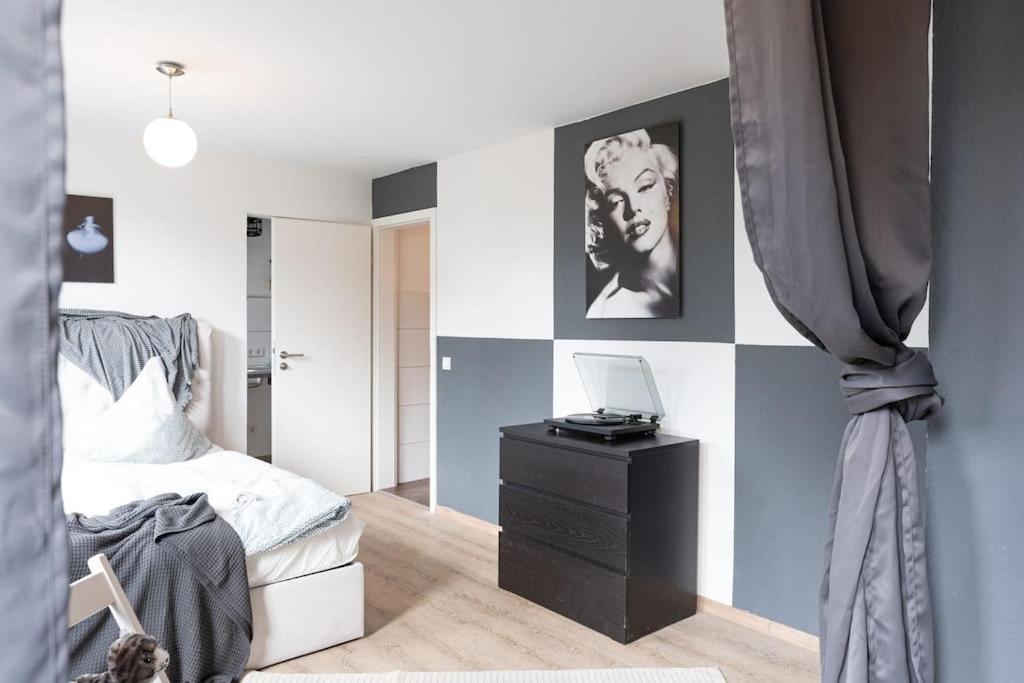 - New York In The Heart Of - Betten & Sofa - 5 Mins Station Hbf - Big Tv & Wifi - Apartment *