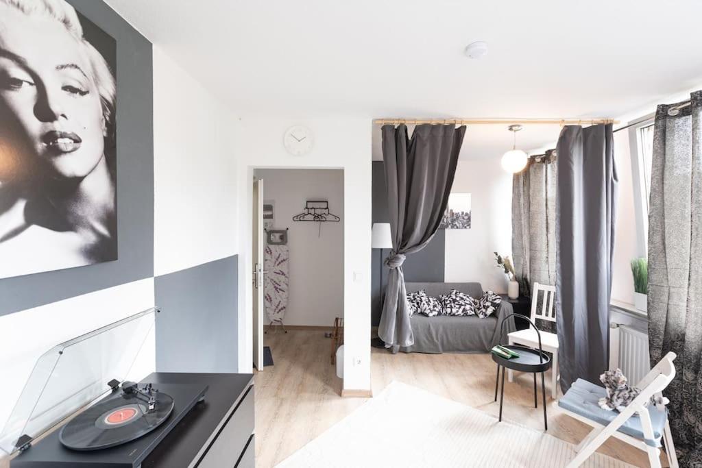- New York In The Heart Of - Betten & Sofa - 5 Mins Station Hbf - Big Tv & Wifi - Apartment Duisburg