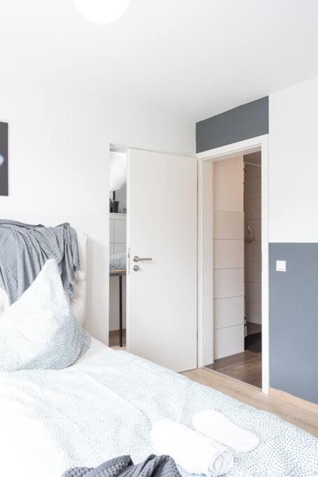 - New York In The Heart Of - Betten & Sofa - 5 Mins Station Hbf - Big Tv & Wifi -