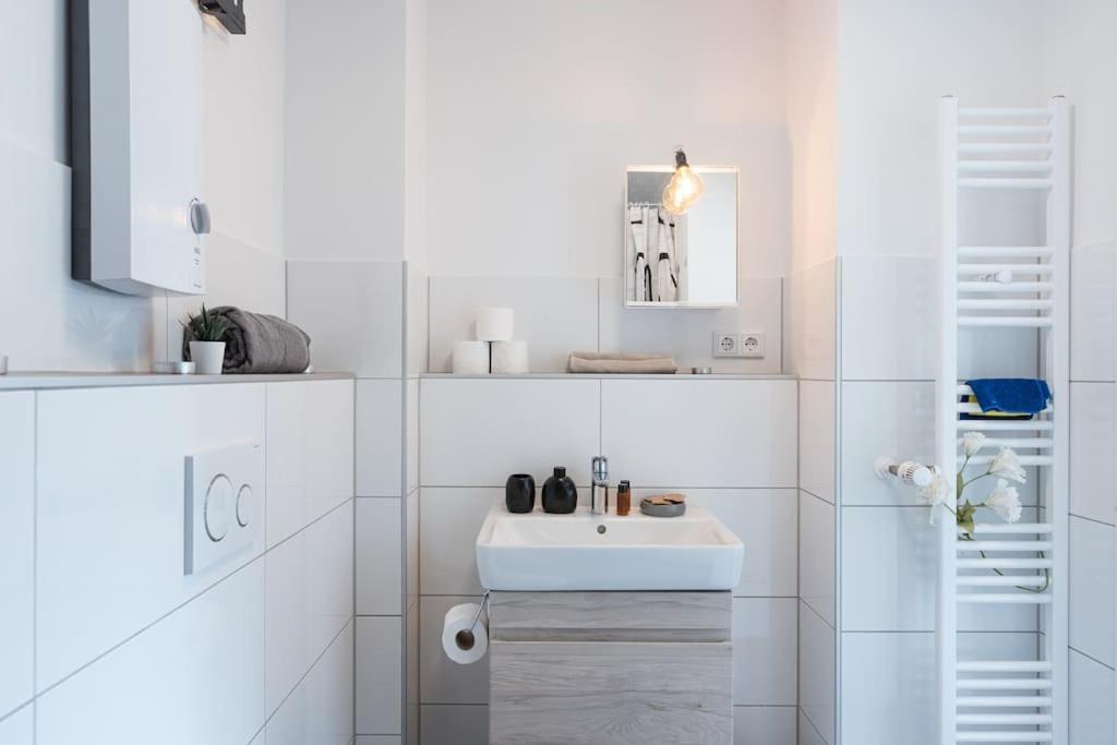 - New York In The Heart Of - Betten & Sofa - 5 Mins Station Hbf - Big Tv & Wifi - Apartment