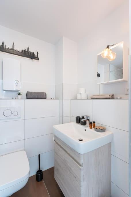 Apartment - New York In The Heart Of - Betten & Sofa - 5 Mins Station Hbf - Big Tv & Wifi - *